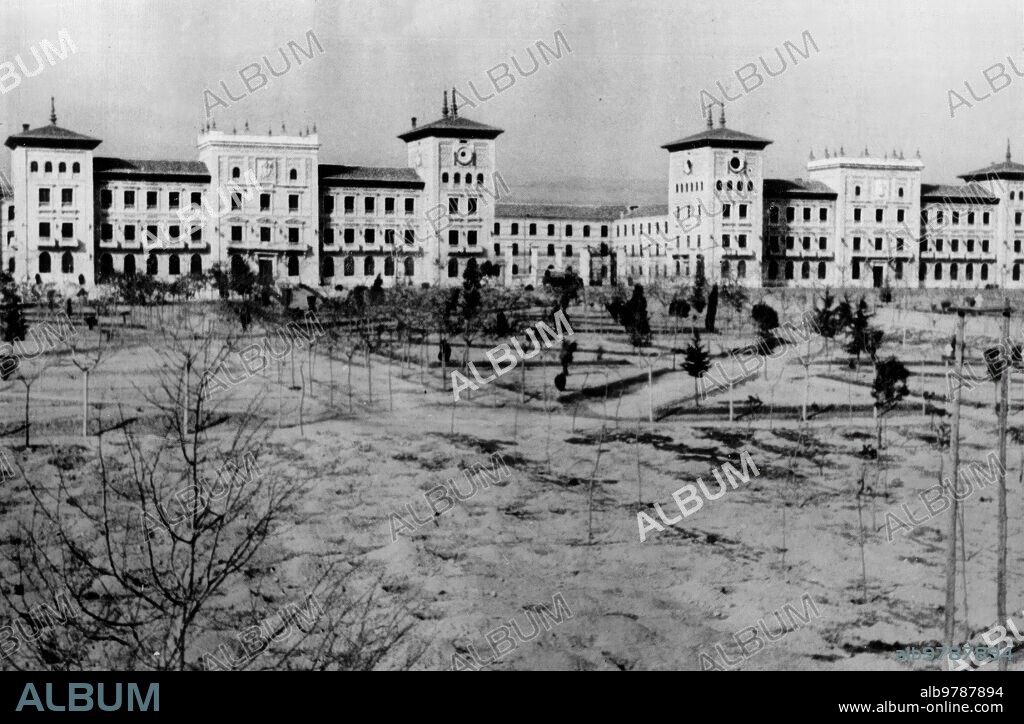 1948. Vista exterior y general de la academia militar de Zaragoza.