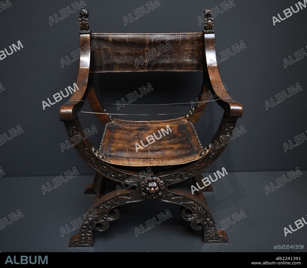 ARTE BARROCO. HOLANDA. SILLA PLEGABLE. Norte de los Países Bajos, C. 1620-1650. Nogal y tapicería de cuero moderna. Sillas utilizadas desde la antigüedad para emperadores y obispos. Las patas delanteras decoradas con delfines y tritones coronados. Rijksmuseum. Amsterdam. Países Bajos.