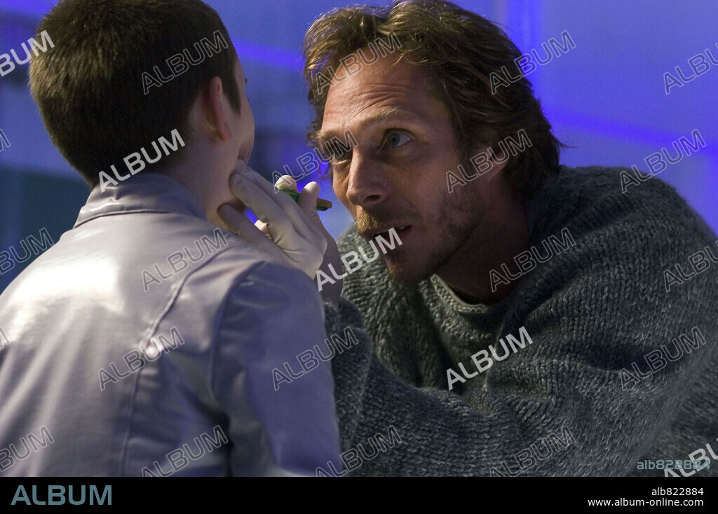 CAMERON BRIGHT and WILLIAM FICHTNER in ULTRAVIOLET, 2006, directed by KURT WIMMER. Copyright Ultravi Productions Inc./Screen Gems Inc. / MAIDMENT, JAY.