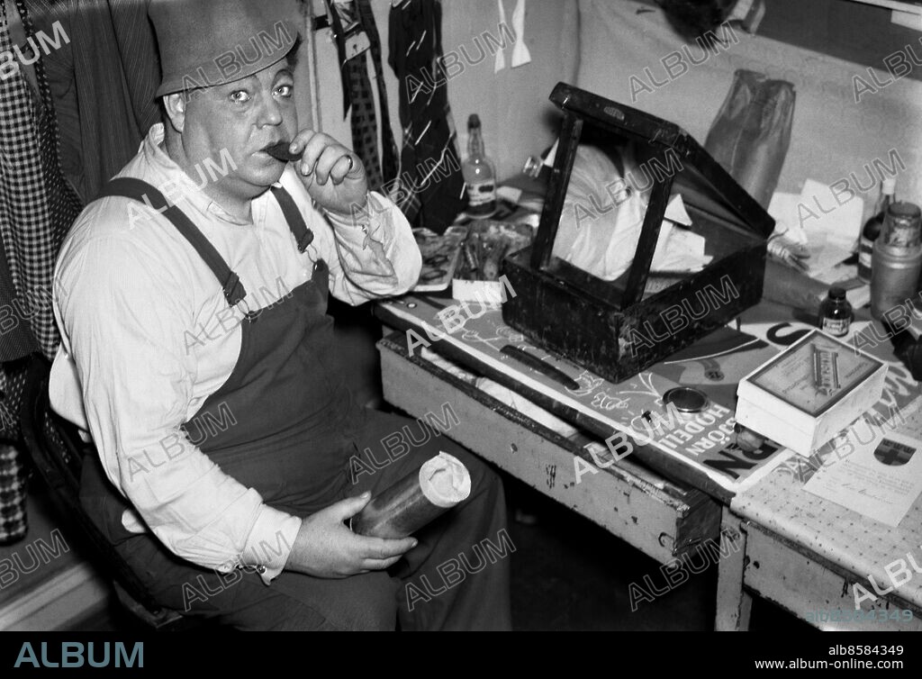 ARKIv 1935 . Edvard Persson (1888-1957), populär filmkomiker och sångare under ett par decennier. Han gjorde 51 filmer och ett otal revy- och operettroller. Bland filmerna kan nämnas "Söder om landsvägen", "Skanör Falsterbo" och "Kalle på Spången".. Edvard Persson, Swedish film actor and singer.. Foto: TT / Kod 1900.