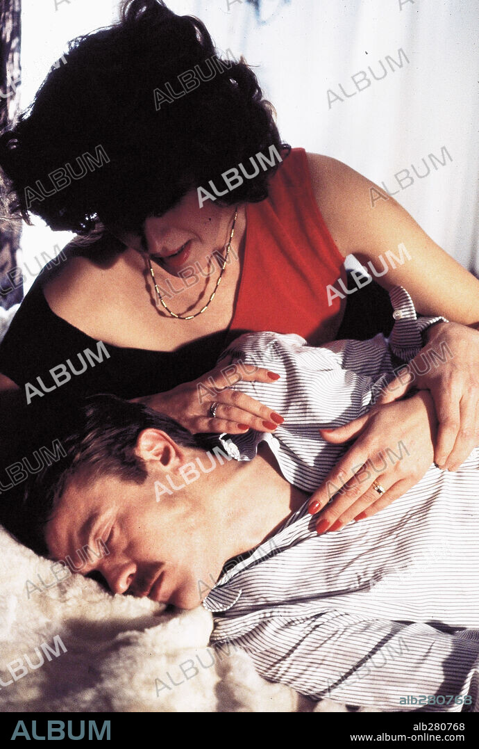 ANGEL JOVE y MARTA MOLINS en CANICHE, 1979, dirigida por JUAN JOSE BIGAS LUNA. Copyright FIGARO FILMS.