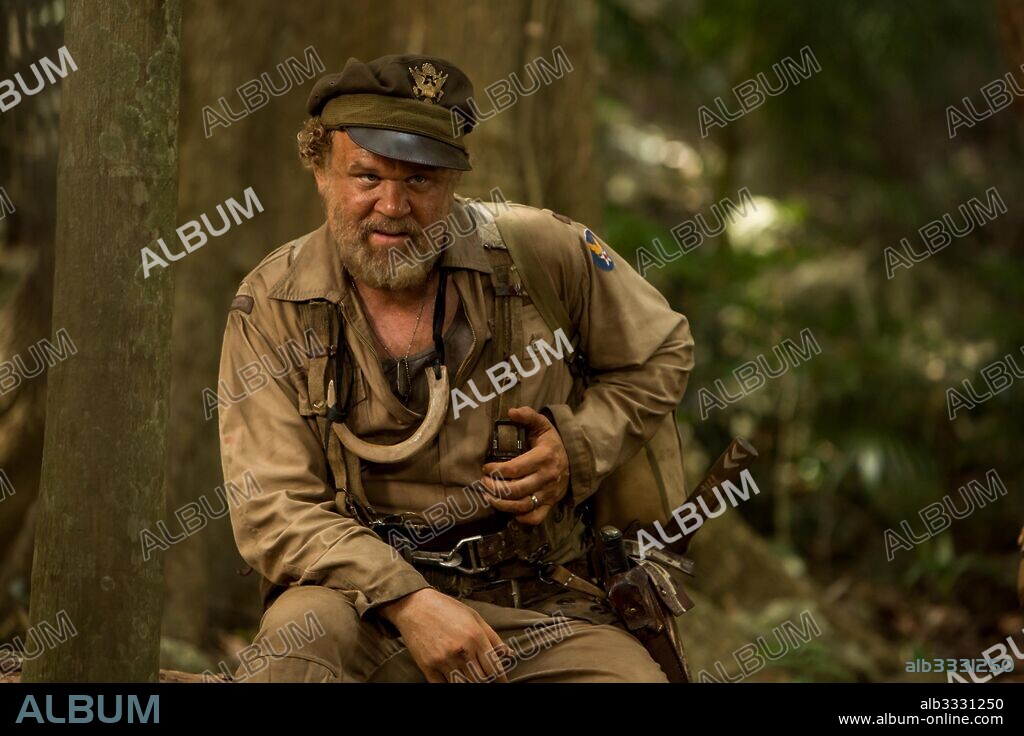 JOHN C REILLY. JOHN C. REILLY in KONG: SKULL ISLAND, 2017, directed by JORDAN VOGT-ROBERTS. Copyright Village Roadshow Pictures/Legendary Pictures/Warner Bros. / VALITUTTI, VINCE.