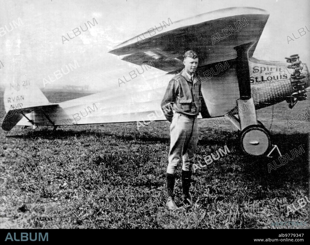 1930. El piloto norteamericano Charles A. Lindbergh con su Avión "el Espiritu de san Luis", con el que Realizó el primer vuelo del atlántico en solitario y sin Escalas.