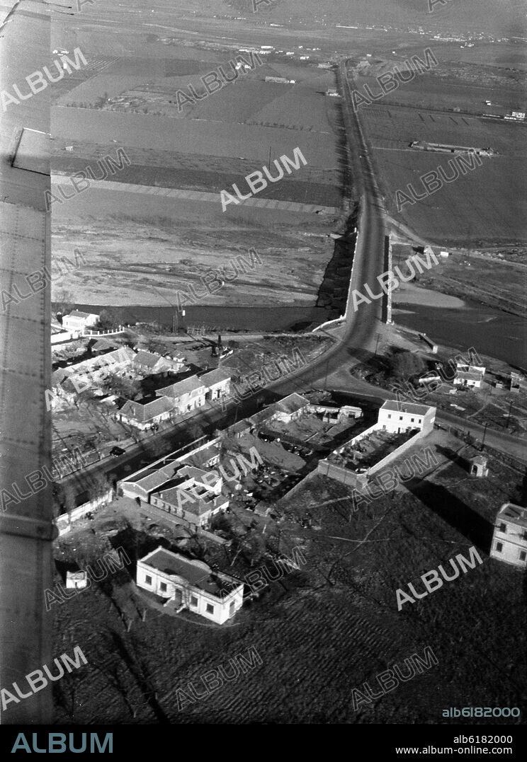 N - FOTOGRAFIA EN B/N -  AEREA DEL PUENTE DE SAN FERNANDO DE HENARES OBTENIDA CON LA LINHOF 9 X 12   EN 1953 - Nº B/N 23709.