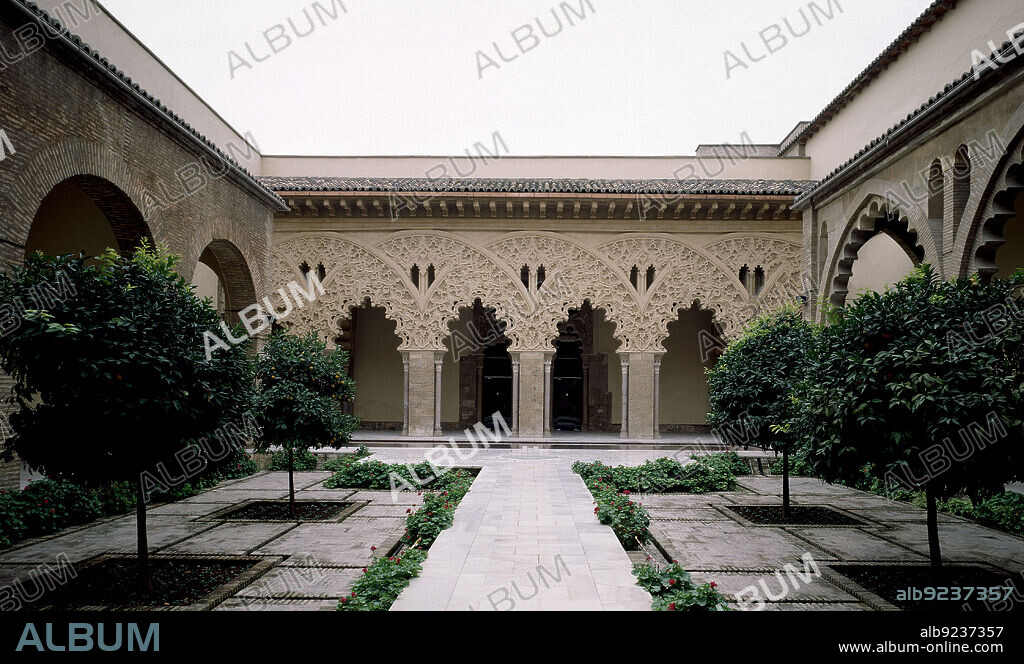 INTERIOR - PATIO DE SANTA ISABEL - PALACIO TAIFAL - ARQUERIAS DEL SIGLO XI.