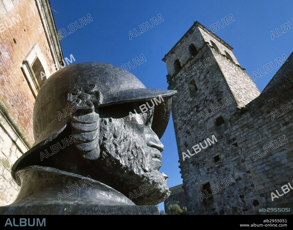 ORELLANA, Francisco de (Trujillo, 1511-Río Amazonas, 1546). Explorador y conquistador español en la época de la colonización española de América. Participó en la conquista del Imperio Inca. Descubridor del río Amazonas en el año 1542. Detalle una estatua en su localidad natal. TRUJILLO. Provincia de Cáceres. Extremadura. España.