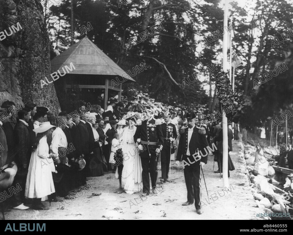 OKÄNT FOTODATUM.. Orig. bildtext... OSCAR II, PRINSESSAN MARGARETA Not. Prins Gustaf Adolf Anm. Oscar II, 1829-1907, kung av Sverige från 1872 och Norge 1872-1905 Trängsel Sekelskifte persons: GUSTAF ADOLF, PRINS AV SVERIGE;MARGARETA, PRINSESSA AV SVERIGE;OSCAR II, KUNG AV SVERIGE sites: SVERIGE.