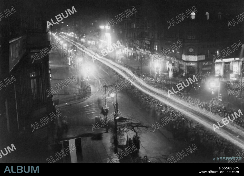 "Jour de Potsdam", le 21 mars 1933. Retraite aux flambeaux des SS, SA, du Stahlhelm et des associations nationales dans les rues de Berlin à 20 H (après les cérémonies officielles à l'église de la garnison de Potsdam et l'ouverture du Reichstag au Kroll-Oper de Berlin). - Le défilé à l'angle de la Potsdamer Straße et de la Lützowstraße. Photo.