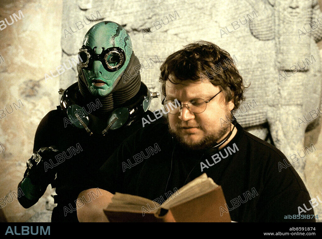 DOUG JONES y GUILLERMO DEL TORO en HELLBOY, 2004, dirigida por GUILLERMO DEL TORO. Copyright COLUMBIA PICTURES.