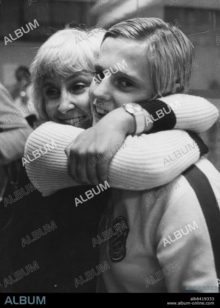 ©SCANPIX SWEDEN, 1972-09-29.. Gunnel Weinås, tränare kramar om Ulrika Knape efter hennes guldmedalj i höga hopp.. Sommar-OS, München, 1972.. Ulrika (t.h.).. Lycka, kram, seger.. Foto: Jan Björsell/SCANPIX. Code: 71572.