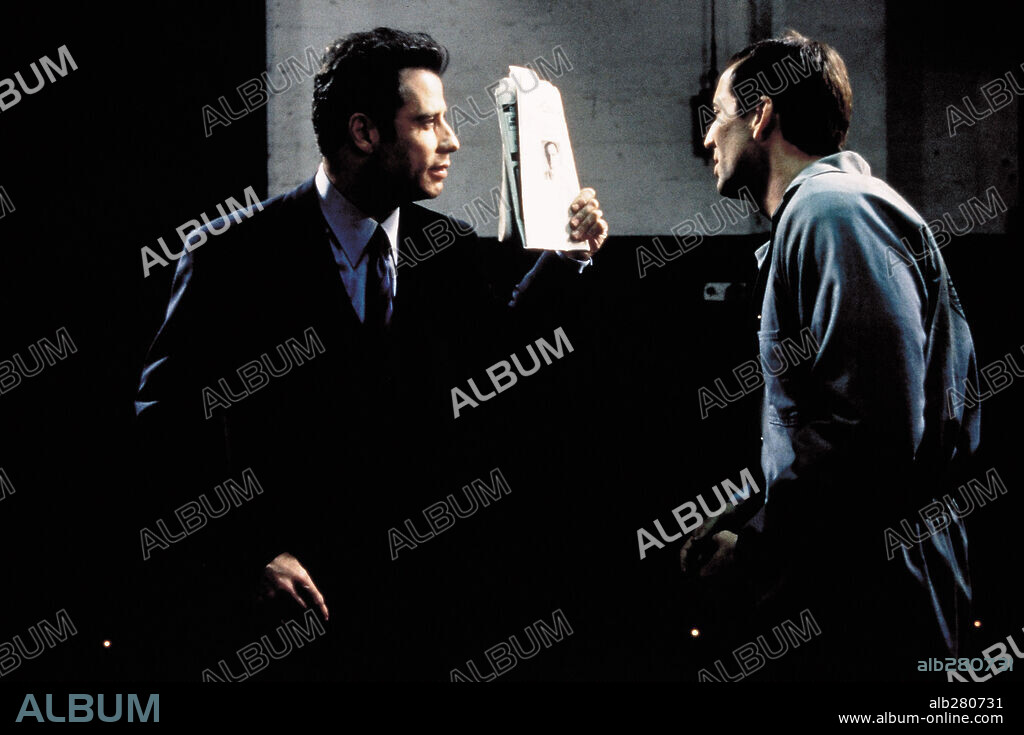 JOHN TRAVOLTA y NICOLAS CAGE en CARA A CARA, 1997 (FACE / OFF), dirigida por JOHN WOO. Copyright TOUCHSTONE PICTURES.