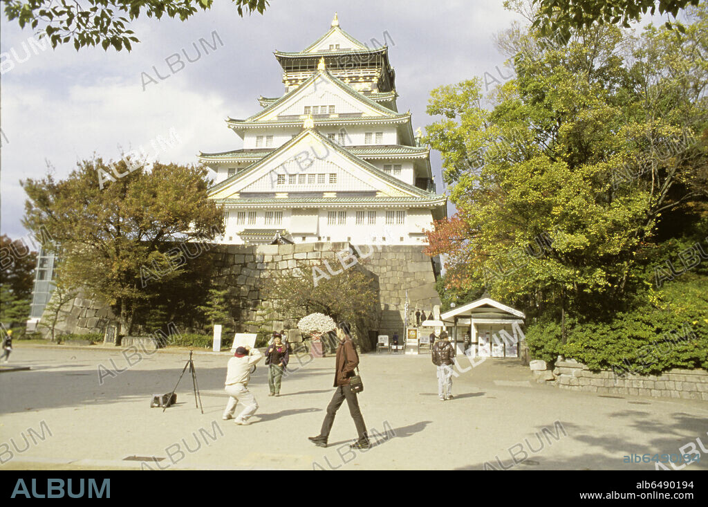 Osaka Castle, Japan - 2000 Piece Jigsaw Puzzle by Educa