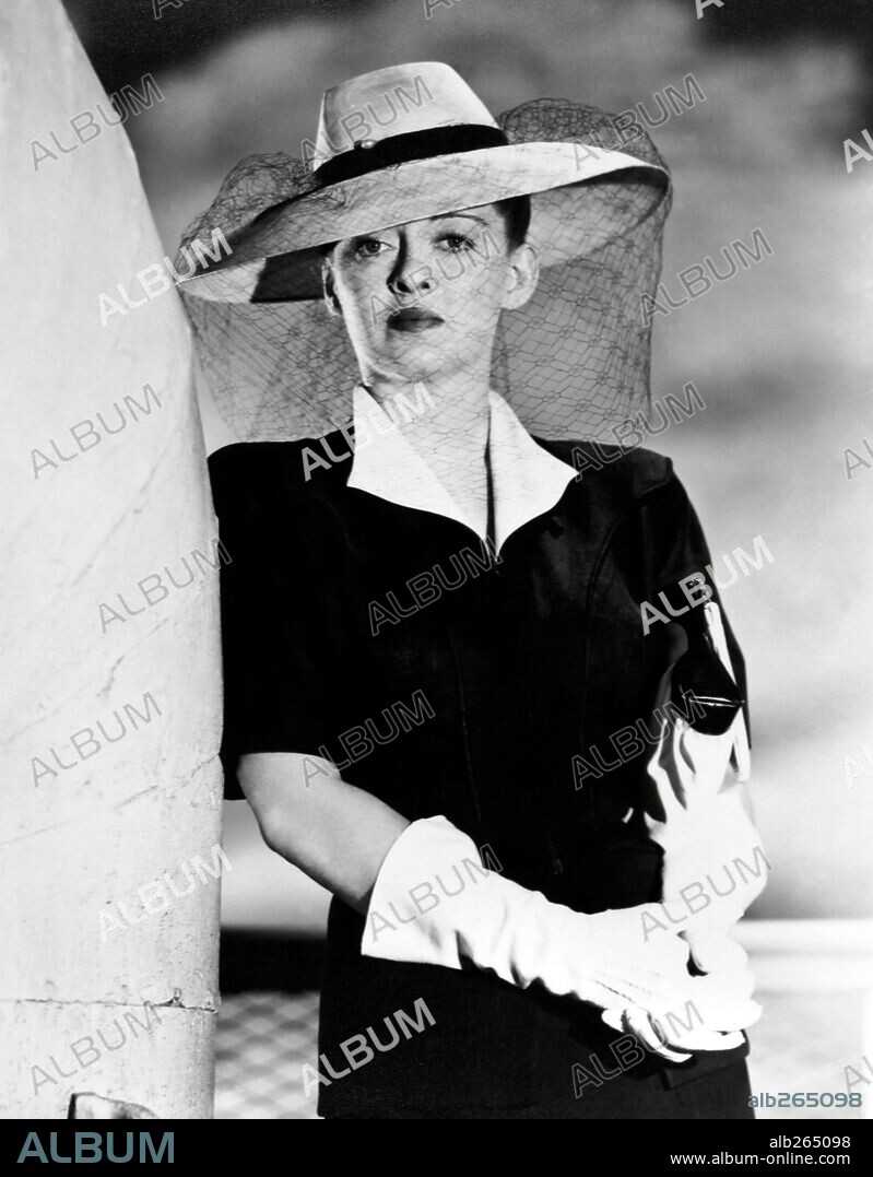 BETTE DAVIS dans UNE FEMME CHERCHE SON DESTIN, 1942 (NOW, VOYAGER), réalisé par IRVING RAPPER. Copyright WARNER BROTHERS.