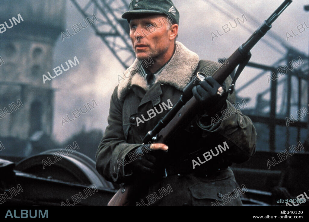 ED HARRIS en ENEMIGO A LAS PUERTAS, 2001 (ENEMY AT THE GATES), dirigida por JEAN-JACQUES ANNAUD. Copyright TRI STAR PICTURES / BAILEY, ALEX.