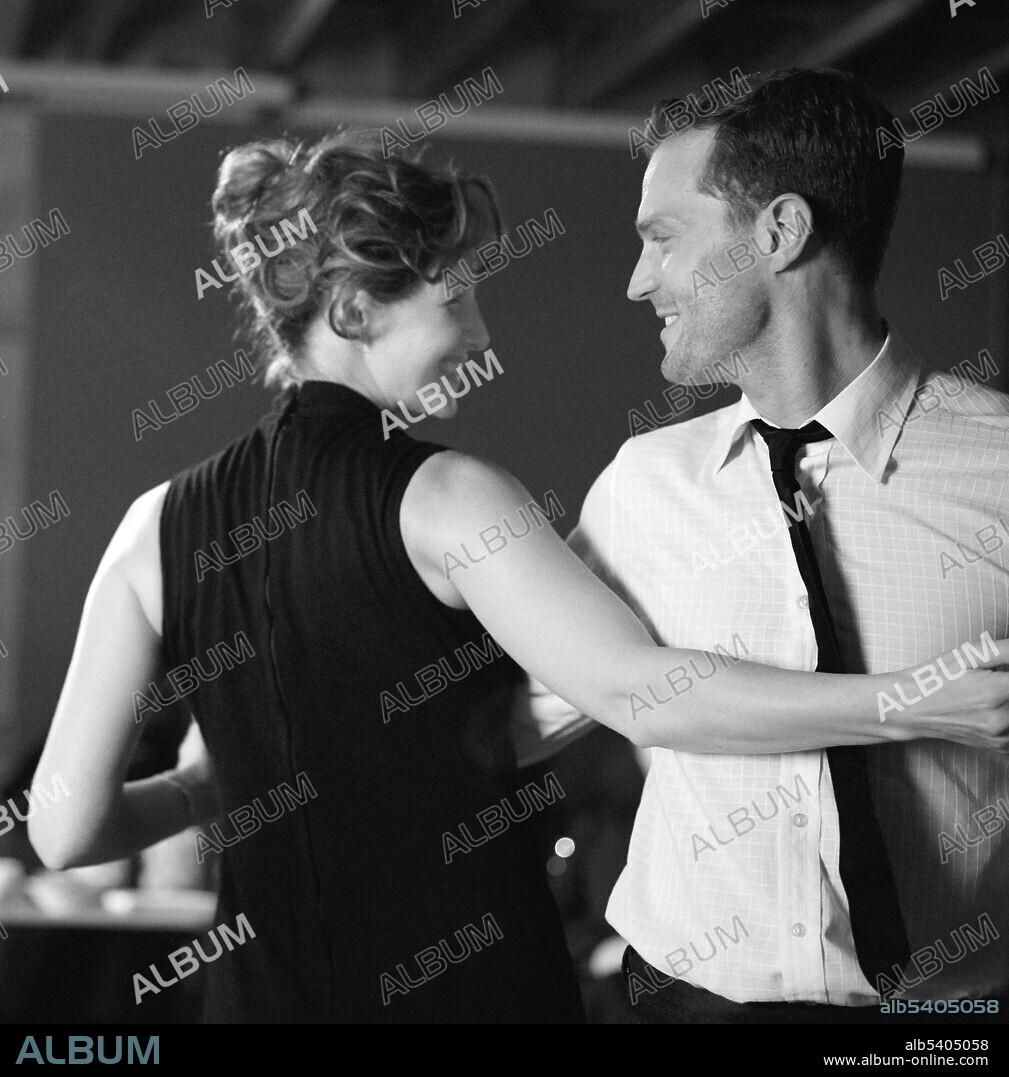 CAITRIONA BALFE and JAMIE DORNAN in BELFAST, 2021, directed by KENNETH BRANAGH. Copyright TKBC.