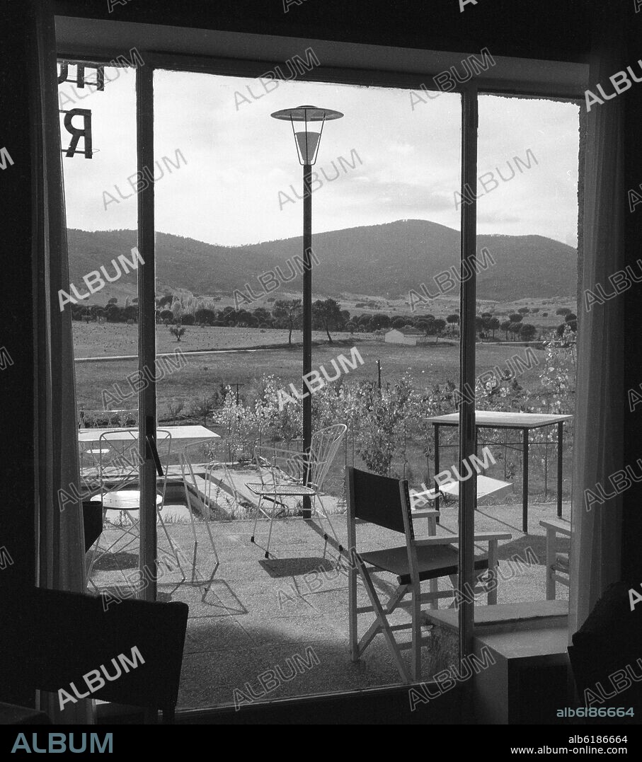 TERRAZA DEL REAL CLUB NAUTICO DEL PANTANO DE SAN JUAN - FOTOGRAFIA EN BLANCO Y NEGRO - AÑOS 60.
