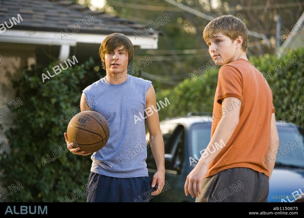ZAC EFRON en 17 OTRA VEZ, 2009 (17 AGAIN), dirigida por BURR STEERS. Copyright OFFSPRING ENTERTAINMENT / ZLOTNICK, CHUCK.