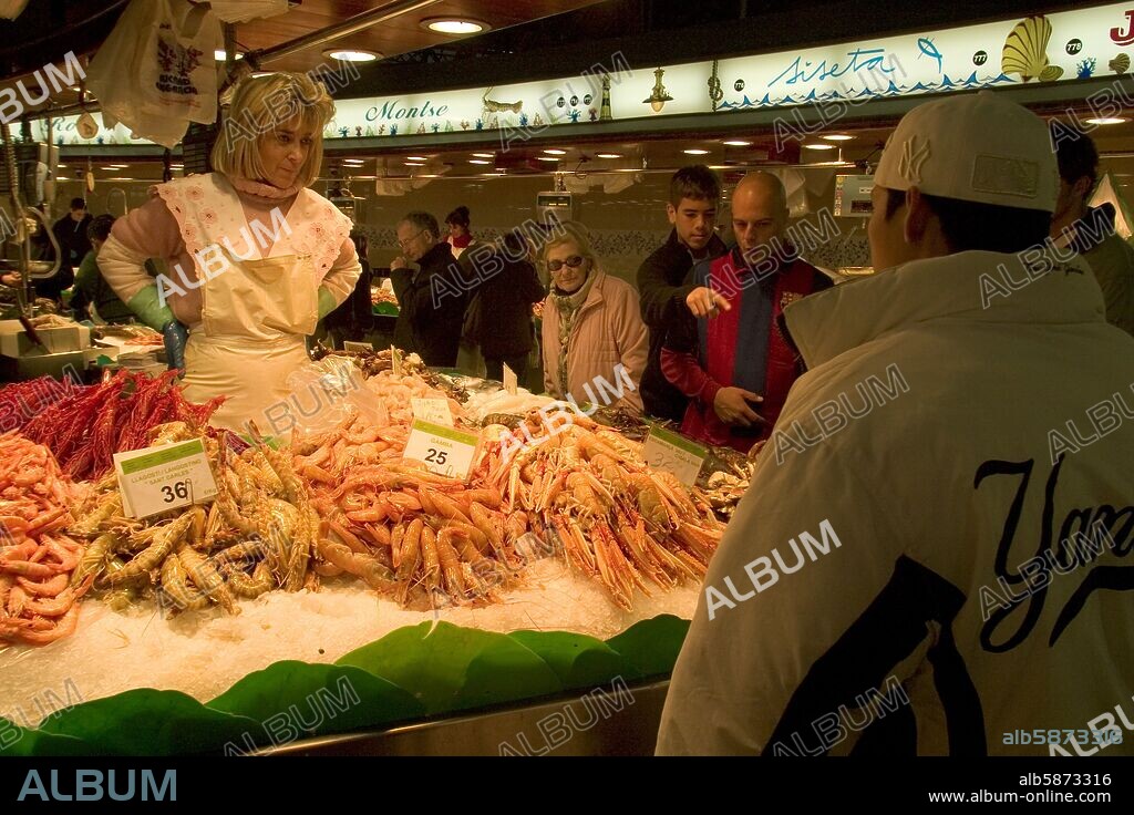 Mercado de la Boquería (el + emblemático de la ciudad) junto a las Ramblas; pecadería / marisquería.