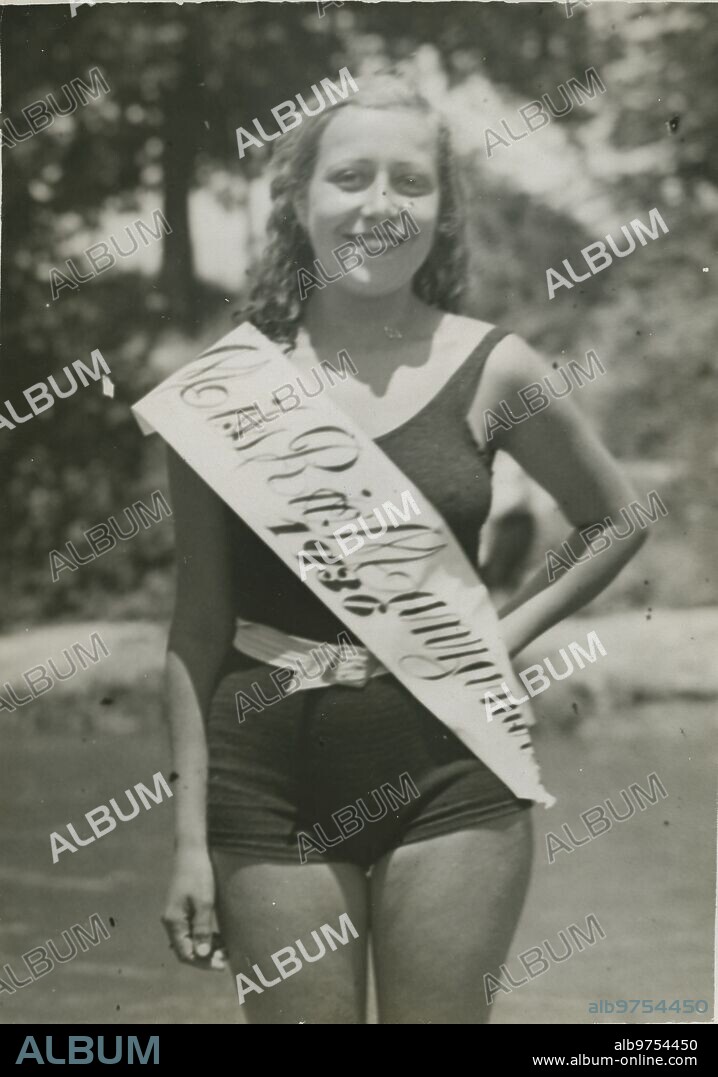 Madrid, 7/12/1936.- Election of Miss Río Manzanares. Bather Marina Albin was chosen by popular acclaim as Miss Río Manzanares, in her second edition. Shortly after, the Civil War would break out.
