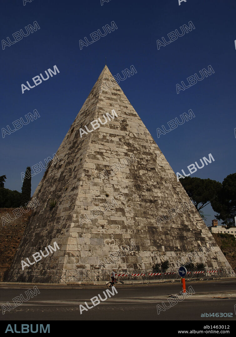 ARTE ROMANO. ITALIA. PIRAMIDE DE CAYO CESTIO, construida entre el 12-11 a. C, como tumba de Cayo Cestio, pretor y tribuno del pueblo. Fue incorporada a la Porta San Paolo en las Murallas Aurelianas. Revestida de mármol de Carrara. ROMA.