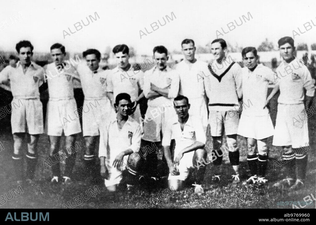 1920 (CA.). Formation of Sevilla FC in the 1920s. Among the players, the great goalkeeper Guillermo Eizaguirre, known as the "Flying Angel" (standing), is recognized; crouched, to the defenders Monje and Sedeño.