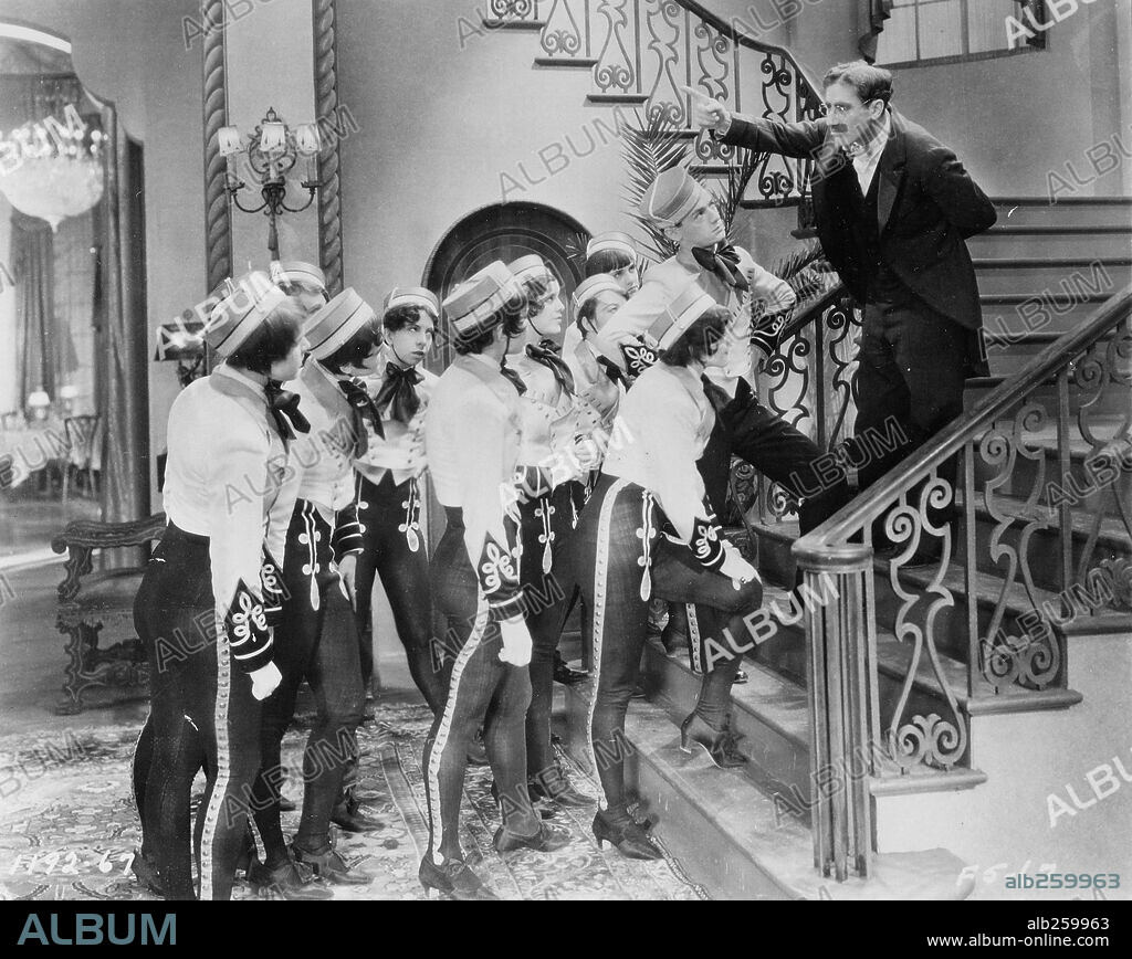 GROUCHO MARX en CUATRO COCOS, 1929 (THE COCOANUTS), dirigida por JOSEPH SANTLEY y ROBERT FLOREY. Copyright PARAMOUNT PICTURES.