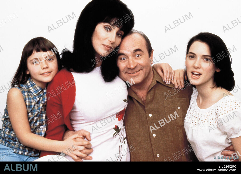 BOB HOSKINS, CHER, CHRISTINA RICCI et WINONA RYDER dans MERMAIDS, 1990, réalisé par RICHARD BENJAMIN. Copyright ORION PICTURES.