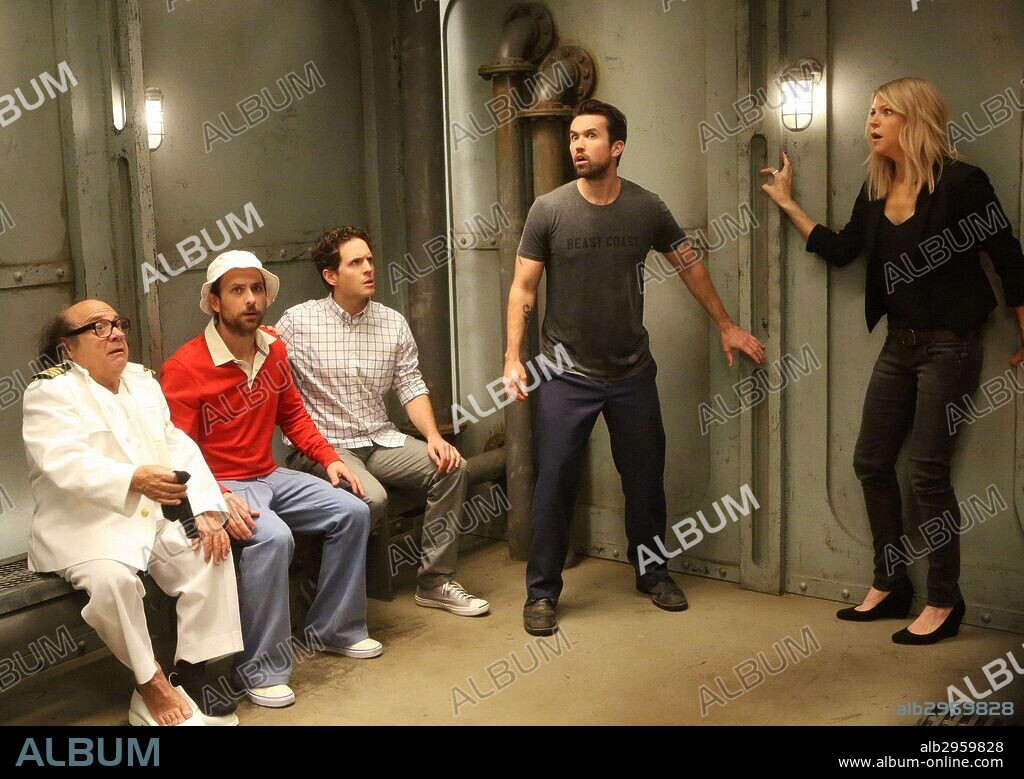 CHARLIE DAY, DANNY DEVITO, GLENN HOWERTON, KAITLYN OLSON and ROB MCELHENNEY in IT'S ALWAYS SUNNY IN PHILADELPHIA, 2005, directed by GLENN HOWERTON and ROB MCELHENNEY. Copyright FX PRODUCTIONS.