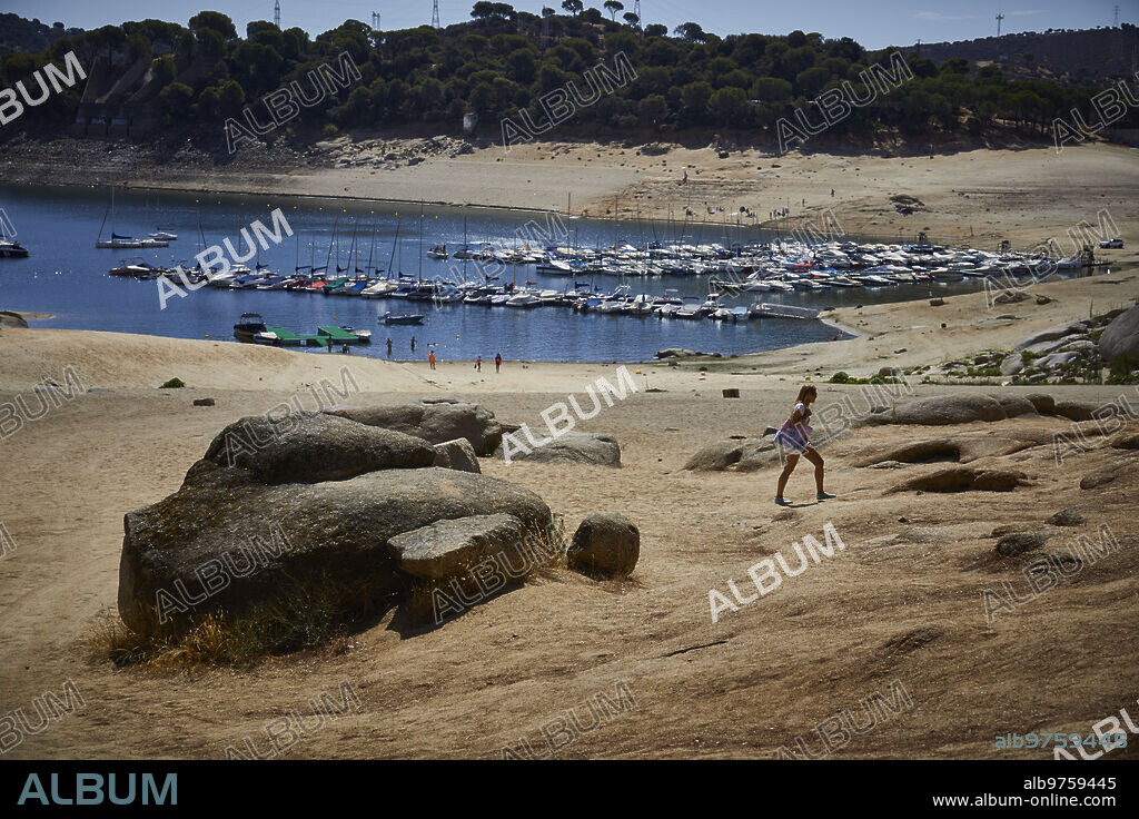 Pelayos de la Presa (Comunidad de Madrid), 27/07/2019. Cabeza y presa del pantano de San Juan. EL nivel del embalse se encuentra bajo mínimos debido a la sequía. Los bañistas tienen que andar bastante hasta la orilla. La mayoría de embarcaciones se encuentran en tierra. Foto: Guillermo Navarro. ARCHDC.