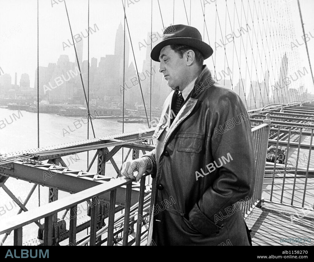 ROBERT MITCHUM en CUALQUIER DÍA EN CUALQUIER ESQUINA, 1962 (TWO FOR THE SEESAW), dirigida por ROBERT WISE. Copyright UNITED ARTISTS.