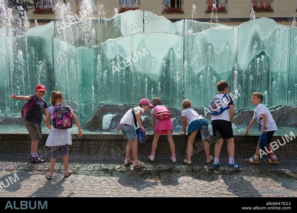 Breslau - Wroclaw (Schlesien, Polen), Ring - Rynek. Fontanna - Springbrunnen (errichtet 2000). Foto, 2013.