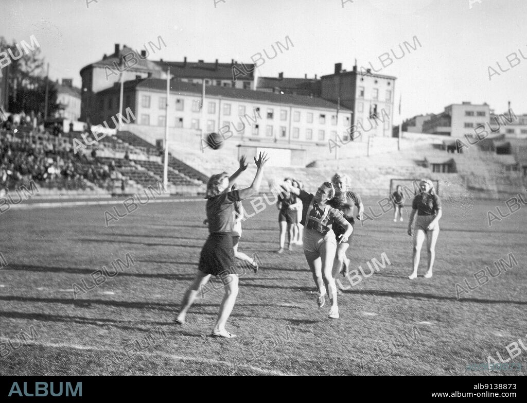 Oslo 1941-10-05. NM, handball, ladies, was held at Bislet. An attempt at Skoring. Photo; Ntb.