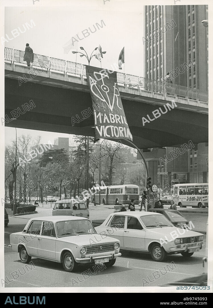 Madrid, 01/04/1977. Pancarta alusiva al aniversario de la victoria de las tropas de Franco en la Guerra Civil, que apareció colgada en el paso elevado que une las calles de Eduardo Dato y Juan Bravo sobre el Paseo de la Castellana, junto a las banderas de España y del movimiento nacional.