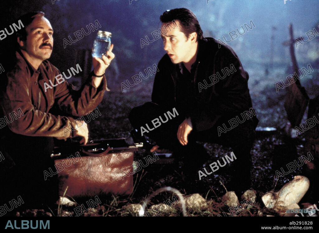 JOHN CUSACK and KEVIN SPACEY in MIDNIGHT IN THE GARDEN OF GOOD AND EVIL, 1997, directed by CLINT EASTWOOD. Copyright WARNER BROTHERS.