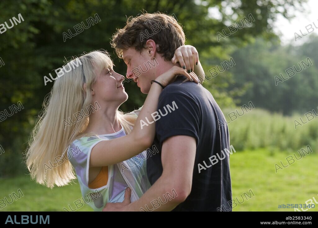GEORGE MACKAY and SAOIRSE RONAN in HOW I LIVE NOW, 2013, directed by KEVIN MACDONALD. Copyright COWBOY FILMS.