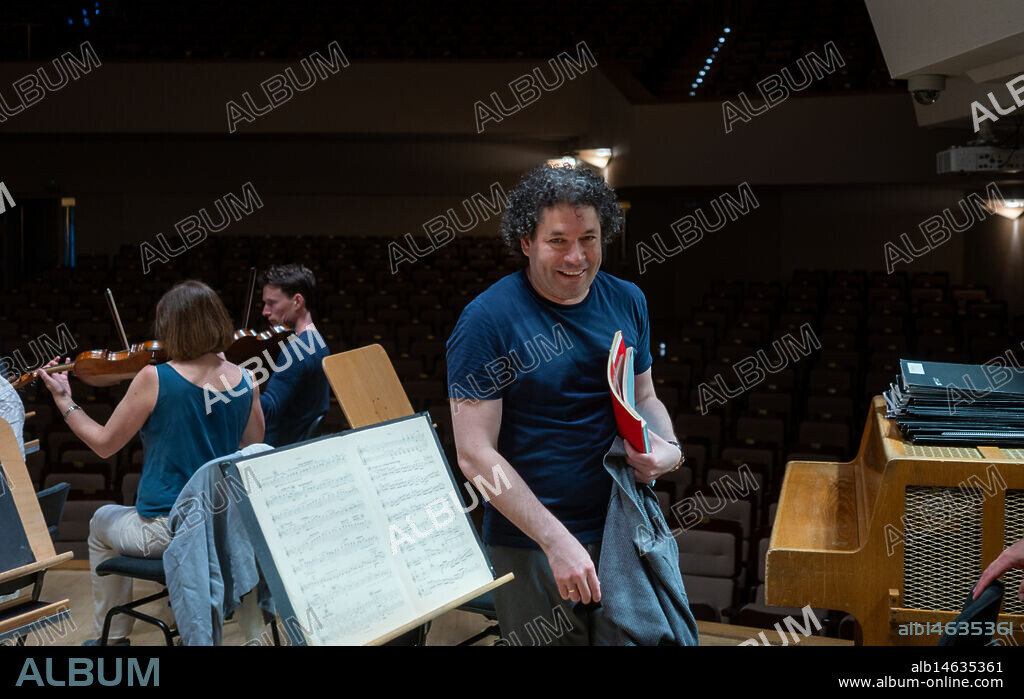 Madrid, May 9, 2025. Report and interview with Gustavo Dudamel, who conducts the London Symphony Orchestra at the National Auditorium. Photo: Ignacio Gil. ARCHDC.