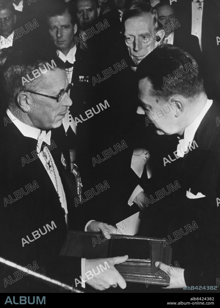 1950. Philip S Hench, USA, (1896-1965) erhöll 1950 Nobelpriset i fysiologi eller medicin tillsammans med Edward C. Kendall och Tadeus Reichstein .. Här mottar Hench Nobelpriset av Kung Gustaf VI Adolf . Foto: NTB Kod: 190.