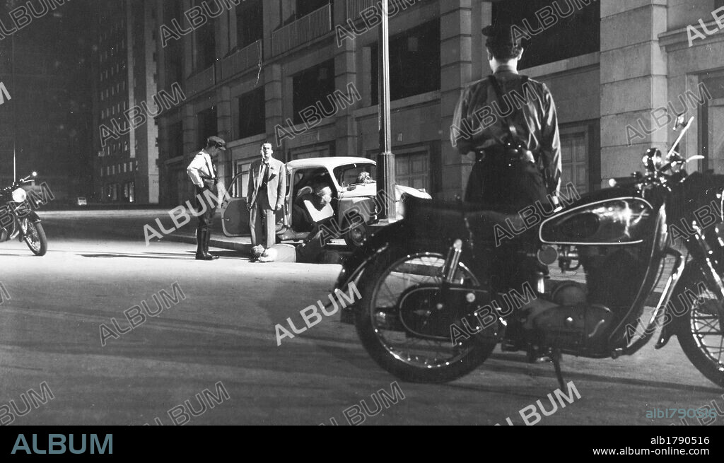 "091, POLICIA AL HABLA", 1960. Dirigida por José María FORQUÉ y protagonizada por Adolfo MARSILLACH, Tony LEBLANC y Susana CAMPOS. En escena un 600 N EMPOTRADO EN UNA FAROLA.