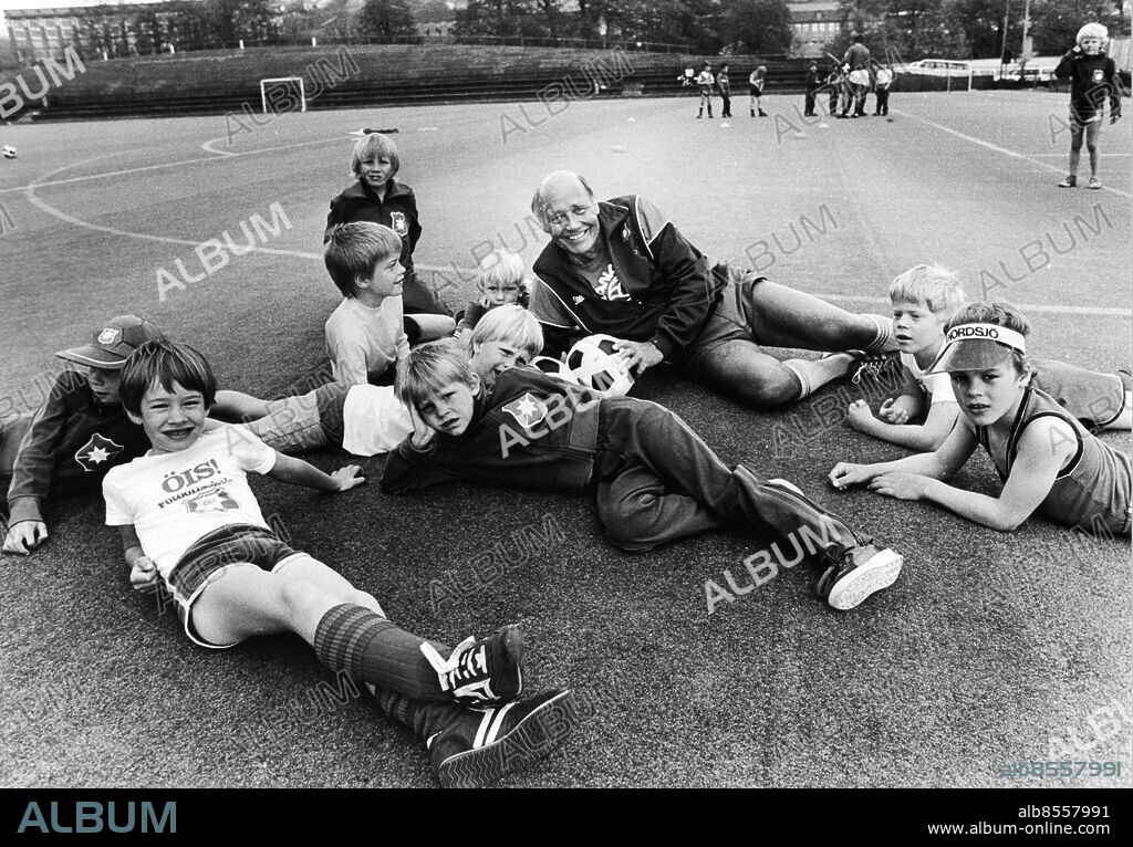 GÖTEBORG 1984-05-17.. Gunnar Gren tillsammans med unga fotbollsspelare på Valhalla fotbollsplan. *** Local Caption *** GP Foto: Bengt Magnuzon / Kamerareportage / TT / Kod: 2524.