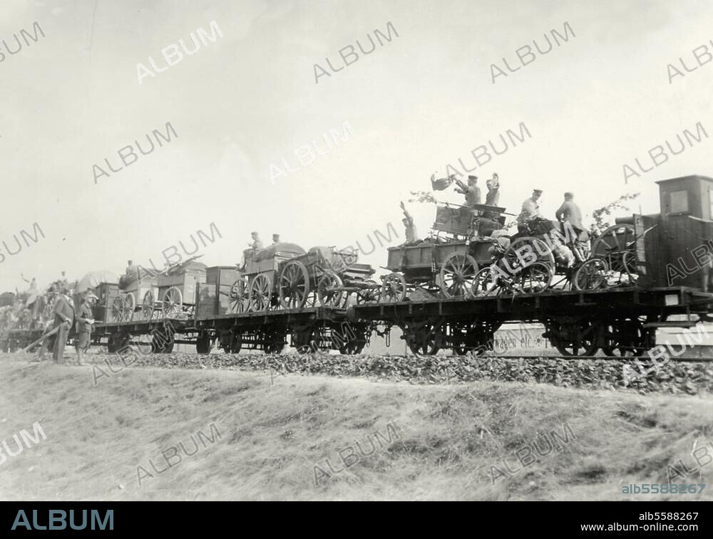1. Weltkrieg / Kriegsbeginn. Truppentransport auf einem Berliner Güterbahnhof: Ausrüstung und Geschütze auf dem Weg zur Front. Foto, August 1914 (Otto Haeckel).