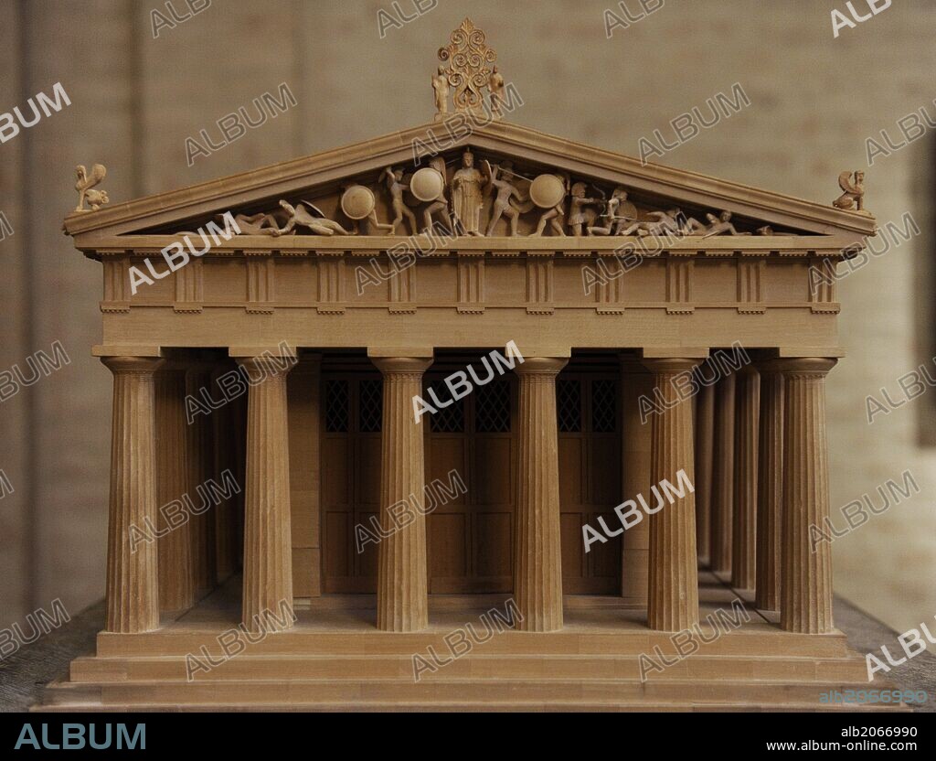 ARTE GRIEGO. El templo de Afaya o de Afea. Dórico. Data del final del siglo VI a. C. o del principio del siglo V a. C. Se considera que se halla entre el período arcaico y el clásico del arte griego. Maqueta en madera del templo. Glyptothek. Munich. Alemania. Europa.