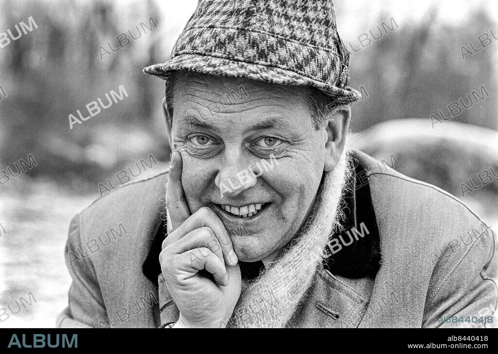 SORUNDA 1968-12-17.. Lars Widding, författare och journalist, verksam i Expressen 1950-1985, i Sorunda där hans roman "På ryttmästarns tid", som ska läsas som radioföljetong, utspelar sig. Foto: Bo-Aje Mellin / RiR / SVT / Kod: 5600. Reportage publ. i RiR 3/69 sid. 7-9 inför två radioprogram.. RiR 19311 sv/v neg.