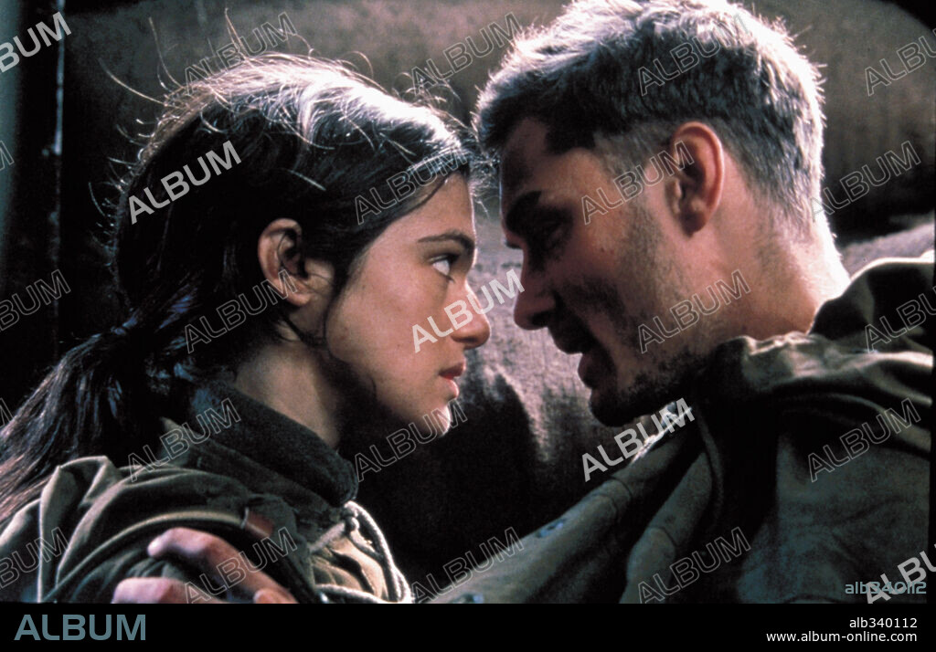 JUDE LAW and RACHEL WEISZ in ENEMY AT THE GATES, 2001, directed by JEAN-JACQUES ANNAUD. Copyright TRI STAR PICTURES / BAILEY, ALEX.