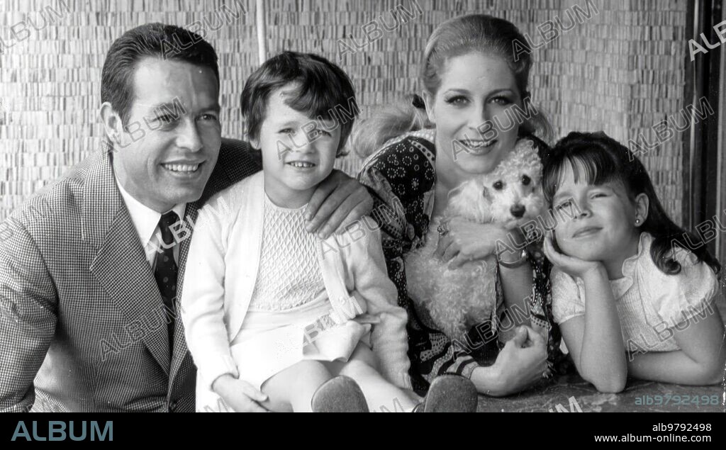 1967. Curro Romero con su mujer e hijas. Su boda con Concha Márquez Piquer fue un acontecimiento. Imagen con sus hijas Coral (muerta a los 20 años en accidente de tráfico) y Conchita (a la derecha).