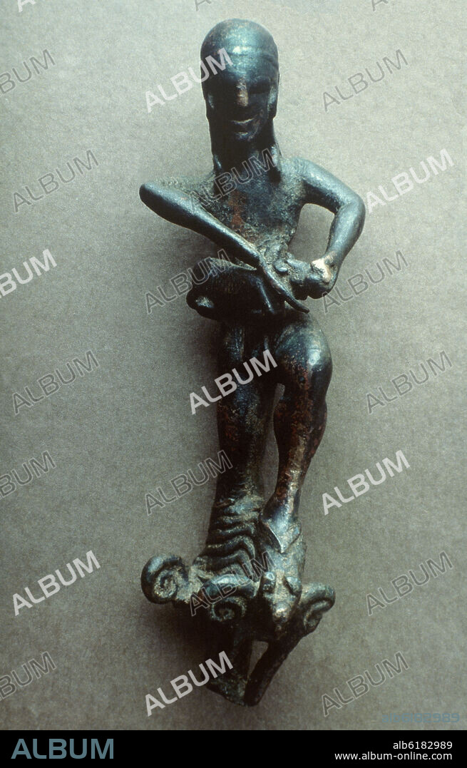 PERSONAJE SACRIFICANDO UN CARNERO - BRONCE IBERICO VOTIVO SOBRE CAPITEL EOLICO - SIGLOS VI-V AC.