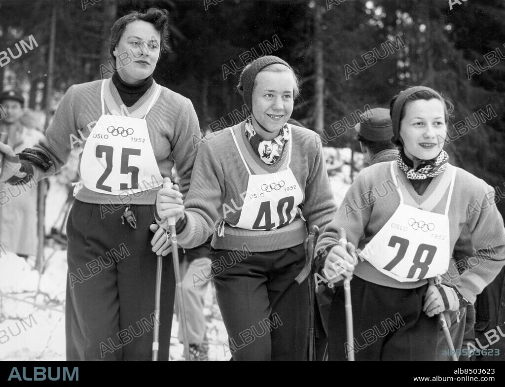 NORGE OSLO 1952-02.. Utan bildtext. Not. Fr. v. Margareta Jacobsson, Ingrid Englund och Sarah Thomasson / Sverige Not. Margareta Jacobsson Ingrid Englund Sara Thomasson Anm. M Jacobsson, 1929- , svensk alpin skidåkare S Thomasson, 1925-1996, svensk alpin skidåkare I Englund, 1926-1999, svensk alpin skidåkare OS i Oslo 1952 Vinter-OS Leende Nummerlappar Mössor Stavar Idrottskläder Landslag Idrottskvinnor Halsdukar De olympiska ringarna Siffror Trio Tröjor V-ringat Maskotar Polotröjor CD636 persons: INGRID ENGLUND;MARGARETA JACOBSSON;SARA THOMASSON sites: SVERIGE*;NORGE;OSLO.