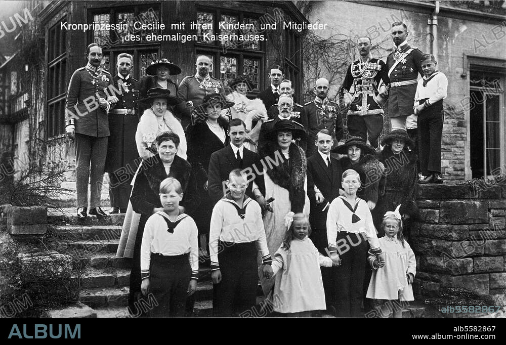 Cecilie, Kronprinzessin (Wilhelm) des Dt. Reiches, geb. Prinzessin von Mecklenburg-Schwerin, 1886-1954. Die Kronprinzessin mit ihren Kindern und Mitgliedern des ehemaligen Kaiserhauses am 11.4.1922 in Cecilienhof bei Potsdam: Gruppenbild anlässlich der Konfirmation der Prinzen Wilhelm und Louis Ferdinand. Foto.