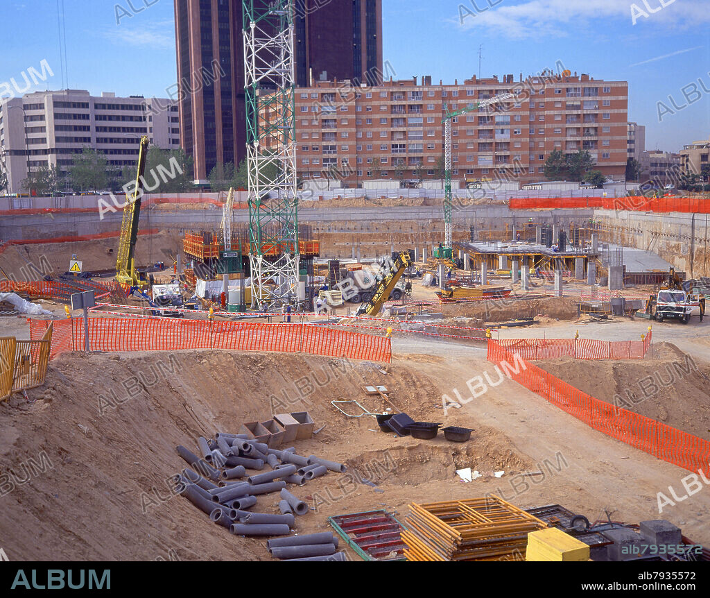 PHILLIP JOHNSON (1906-2005) JOHN BURGEE (1933-). OBRAS DE CONSTRUCCION DE LAS TORRES KIO-HACIA FINALES DE LOS AÑOS 80 PRINCIPIOS DE LOS 90.