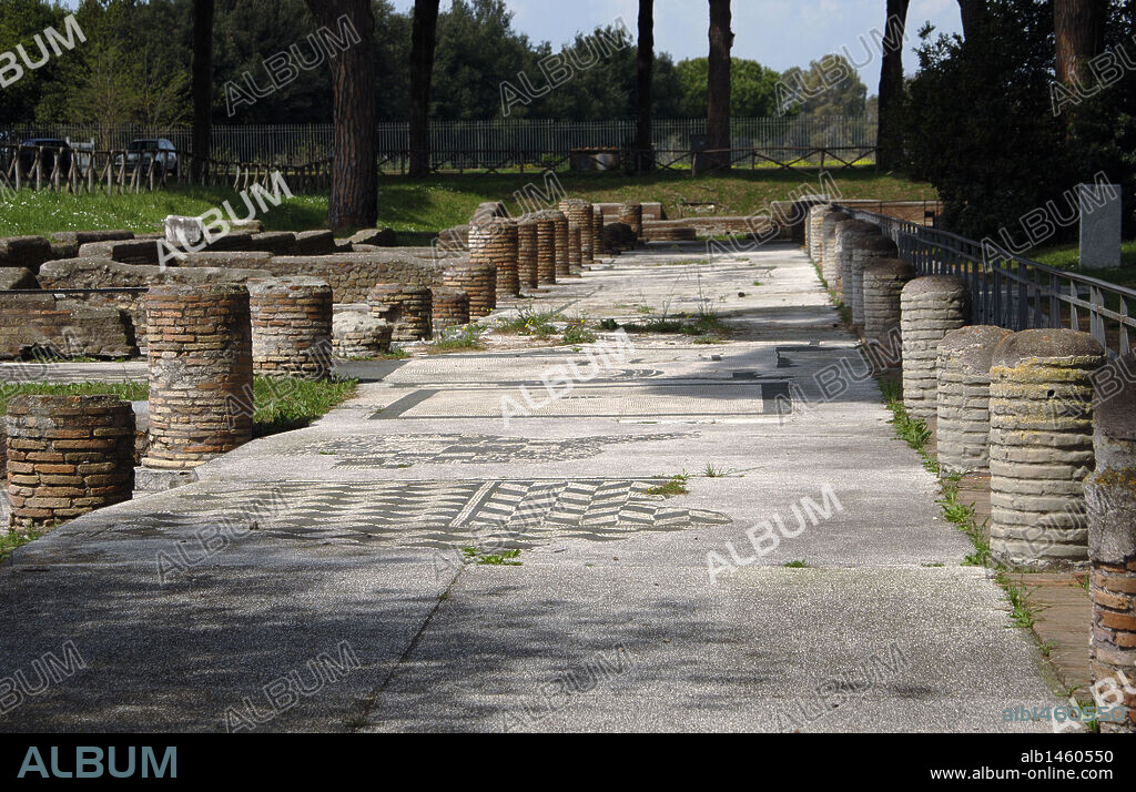 ARTE ROMANO. ITALIA. OSTIA ANTICA. Ciudad romana en la costa del Mar Tirreno, en el antiguo Latium. Puerto comercial de la antigua Roma. Vista de la PLAZA DE LAS CORPORACIONES o los GREMIOS. Cercanías de Roma. Lazio.