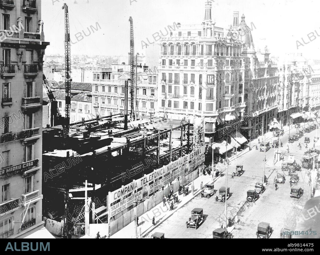 1929. Works on the Telefónica building on Gran Vía in Madrid.